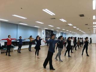 体育会员们在体育舞蹈课外辅导站体验...