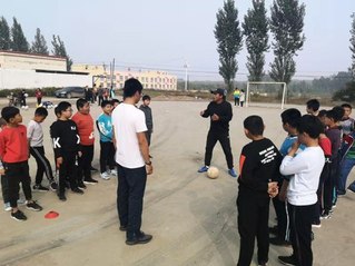 178直播体育体育教练党支部走进贫困小学，...